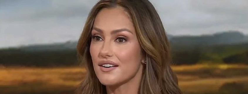 Minka Kelly y El Encanto del Champán: Una Comedia Romántica Navideña en París