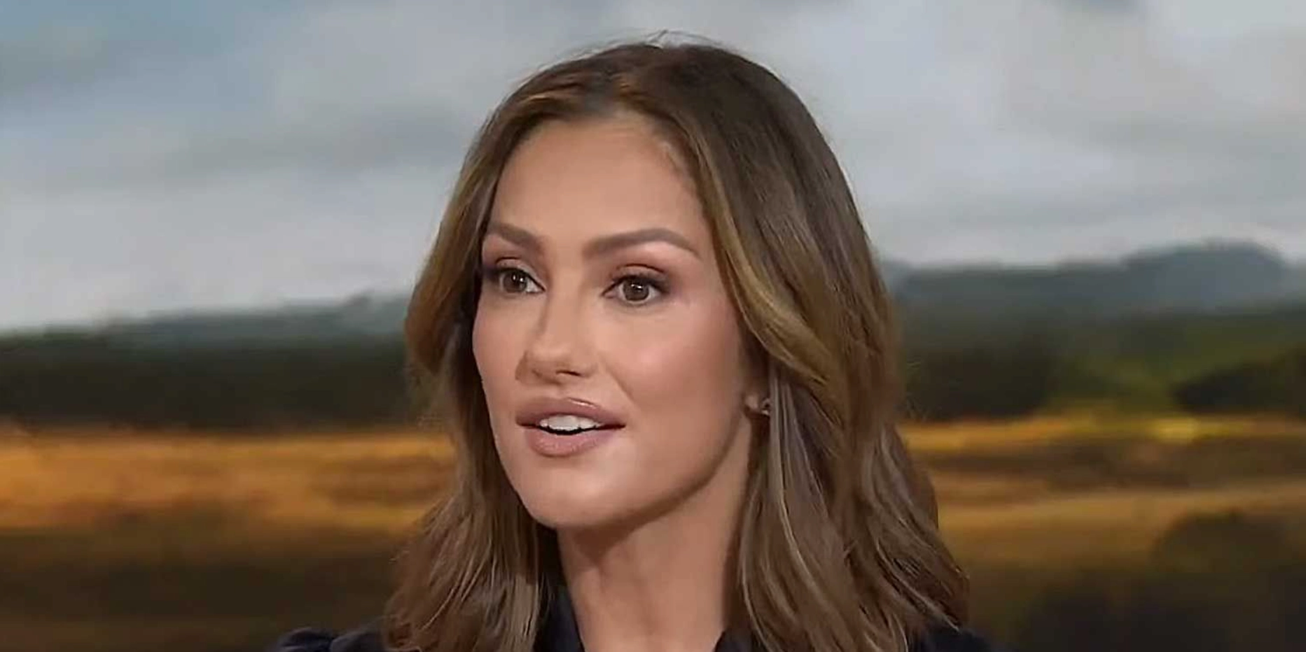 Minka Kelly y El Encanto del Champán: Una Comedia Romántica Navideña en París